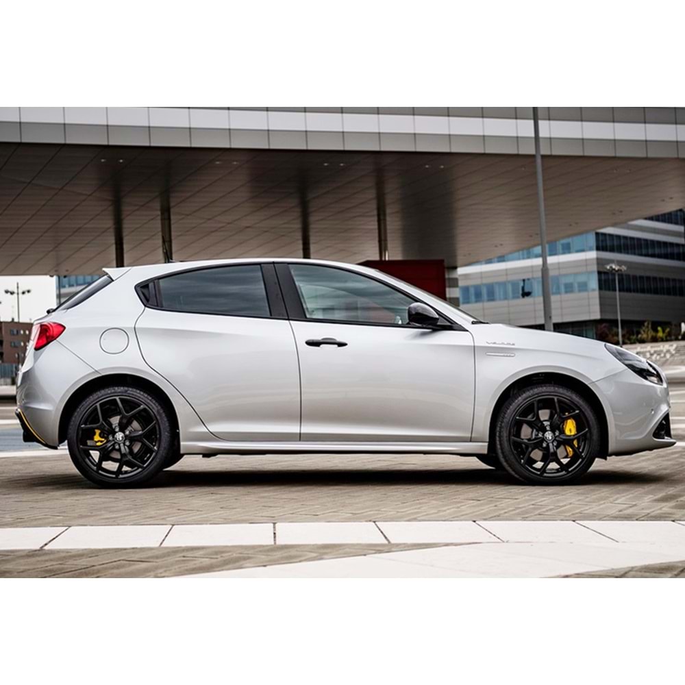 A. Romeo Guilietta 2010+ - Marşpiyel/Yan, A Plus Veloche V1 Stil, Piano Black Ürün Yüzeyi, Vakum, Set