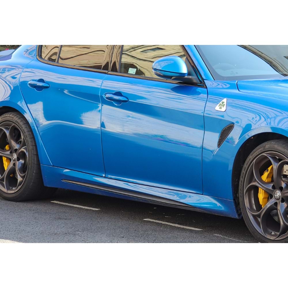A. Romeo Guilia 2016+ - Marşpiyel/Yan, A Plus Quadrifoglio Stil, Piano Black Ürün Yüzeyi, Vakum, Set