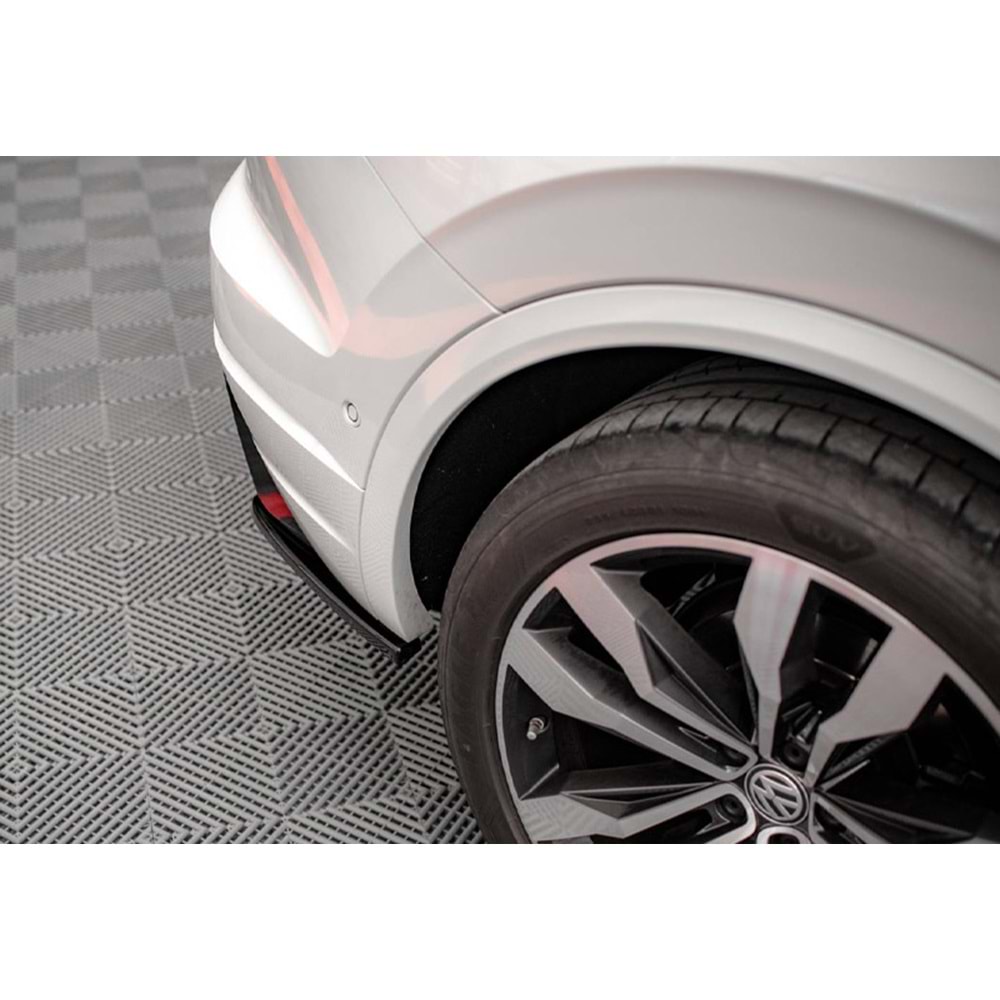 VW Touareg Mk3 2018+ - Tampon Flap/Arka Yan, A Pex R Line V1 Stil, Piano Black Parlak Ürün Yüzeyi, Vakum, Set