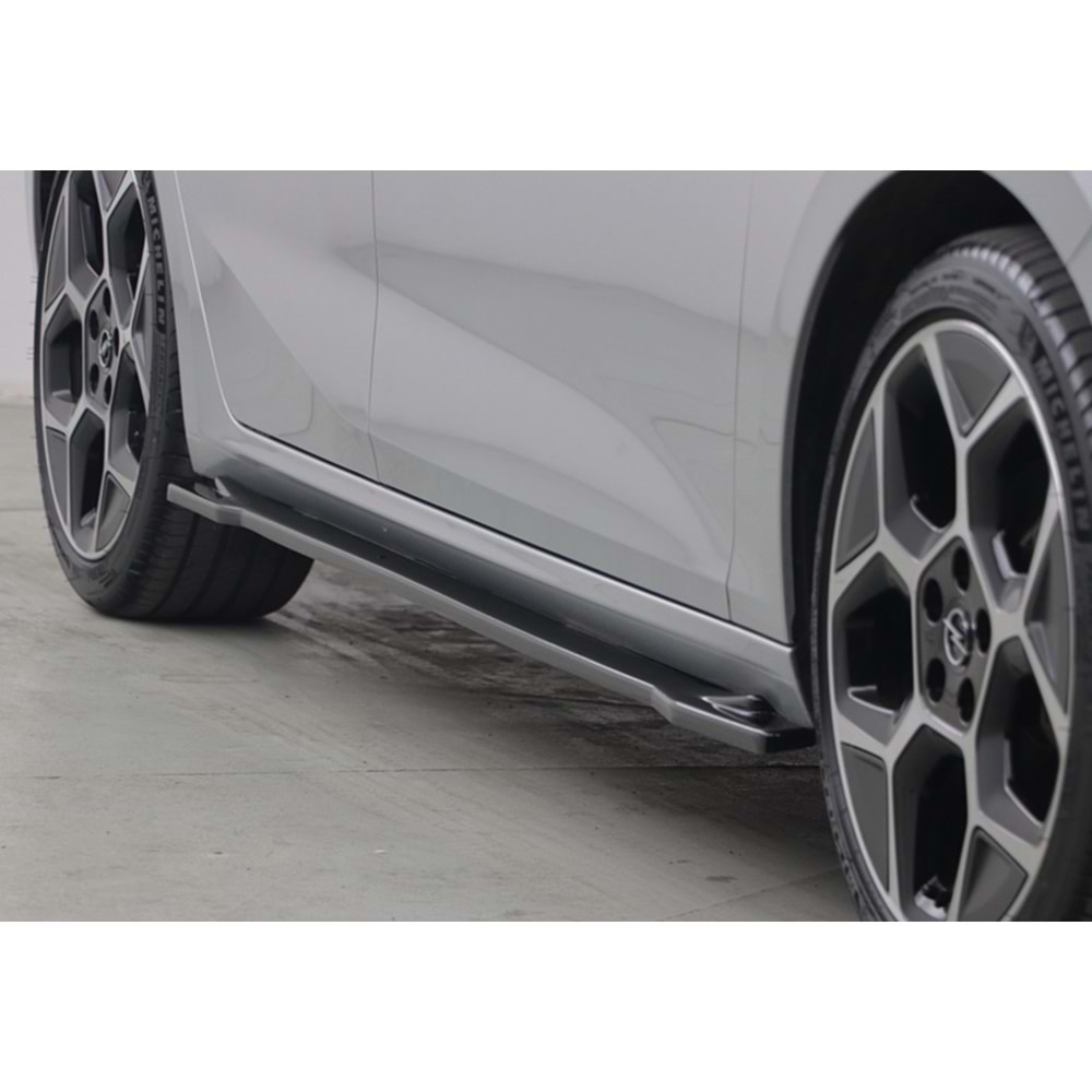 Opel Astra L 2020+ - Marşpiye Alt Çıta A Plus+ Std. V1 Stil, Piano Black Parlak Ürün Yüzeyi, Vkm., Set