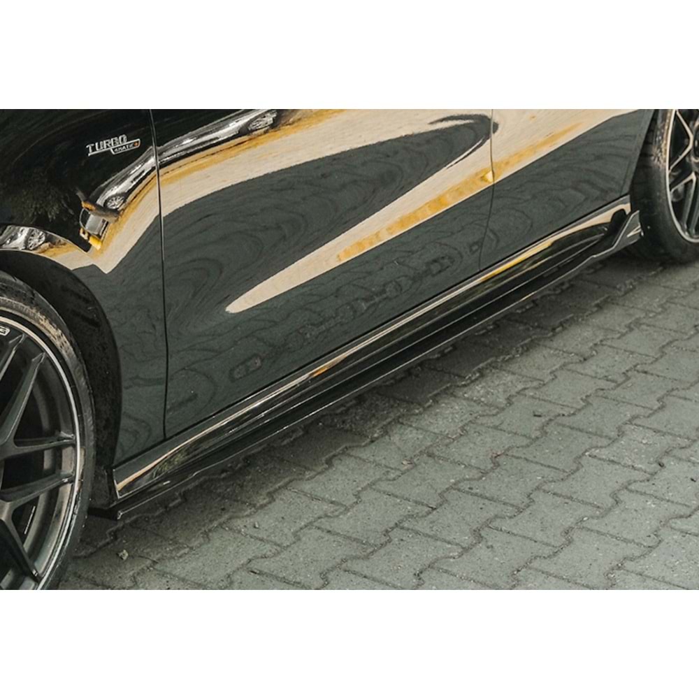M. Benz C118 CLA45 2019+ - Marşpiyel Çıta/Alt, A Plus CLA45 S Aero Pack V1 Stil, Piano Black Parlak Ürün Yüzeyi, Vakum Set