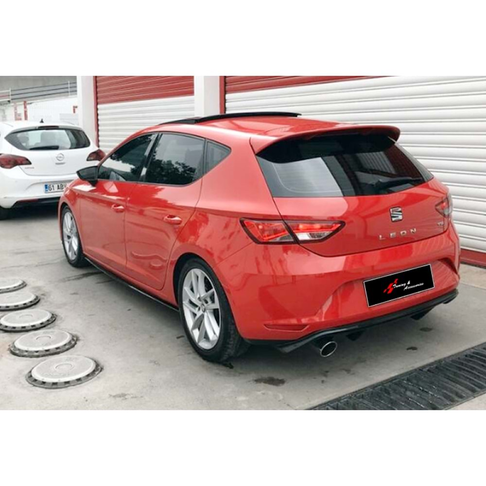 Seat Leon Mk3 2012+ - Marşpiyel Alt Çıta Performance V1 Stil 2 mm, Piano Black Ürün Yüzeyi, Vakum, Set