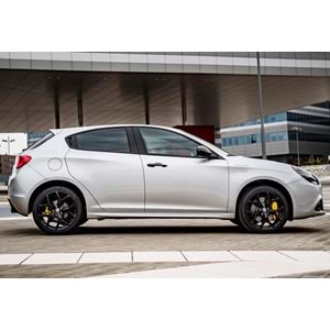 A. Romeo Guilietta 2010+ - Marşpiyel/Yan, A Plus Veloche V1 Stil, Piano Black Ürün Yüzeyi, Vakum, Set