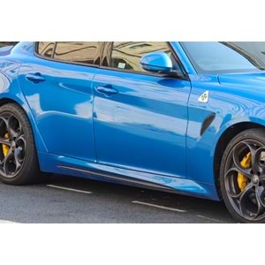 A. Romeo Guilia 2016+ - Marşpiyel/Yan, A Plus Quadrifoglio Stil, Piano Black Ürün Yüzeyi, Vakum, Set