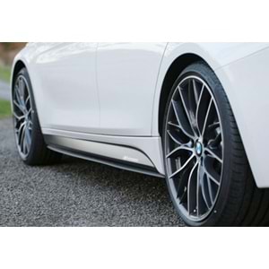 BMW F10 2010+ - Marşpiyel Çıta/Alt Yan, B Plus Performance V1 Stil, 3 mm, Piano Black Ürün Yüzeyi, Vakum, Set