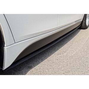 BMW F10 2010+ - Marşpiyel Çıta/Alt Yan, B Plus Performance V1 Stil, 3 mm, Piano Black Ürün Yüzeyi, Vakum, Set