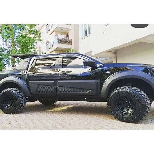 Nissan Navara 3 2014+ - Kapı Üzeri Kaplaması A Plus+ Jumbo Stil, Mat Siyah Ürün Yüzeyi Vkm. Set