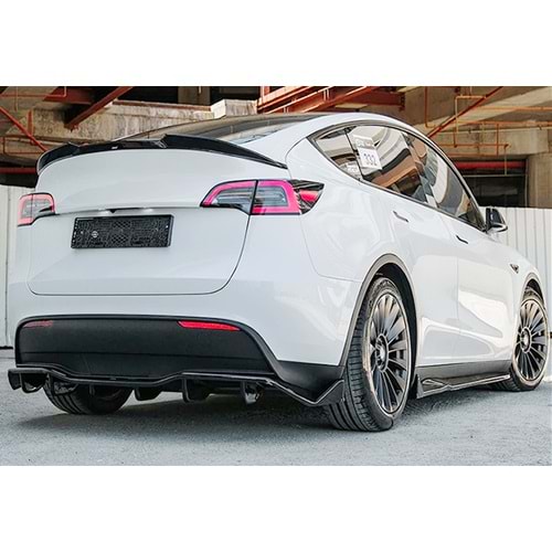 Tesla Model Y 1 2020+ - Tampon Lipi/Arka, A Plus Std. Line V1 Stil, Piano Black Parlak Ürün Yüzeyi, Vakum
