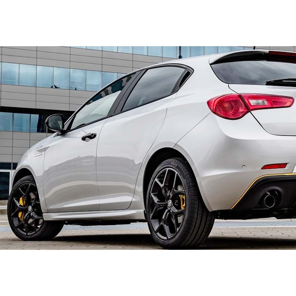 A. Romeo Guilietta 2010+ - Marşpiyel/Yan, A Plus Veloche V1 Stil, Piano Black Ürün Yüzeyi, Vakum, Set