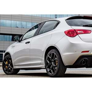 A. Romeo Guilietta 2010+ - Marşpiyel/Yan, A Plus Veloche V1 Stil, Piano Black Ürün Yüzeyi, Vakum, Set