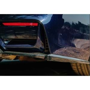 BMW F82 2014+ - Tampon Flap/Arka Yan, A Plus M4 V1 Stil, Piano Black Parlak Ürün Yüzeyi, Vakum, Set
