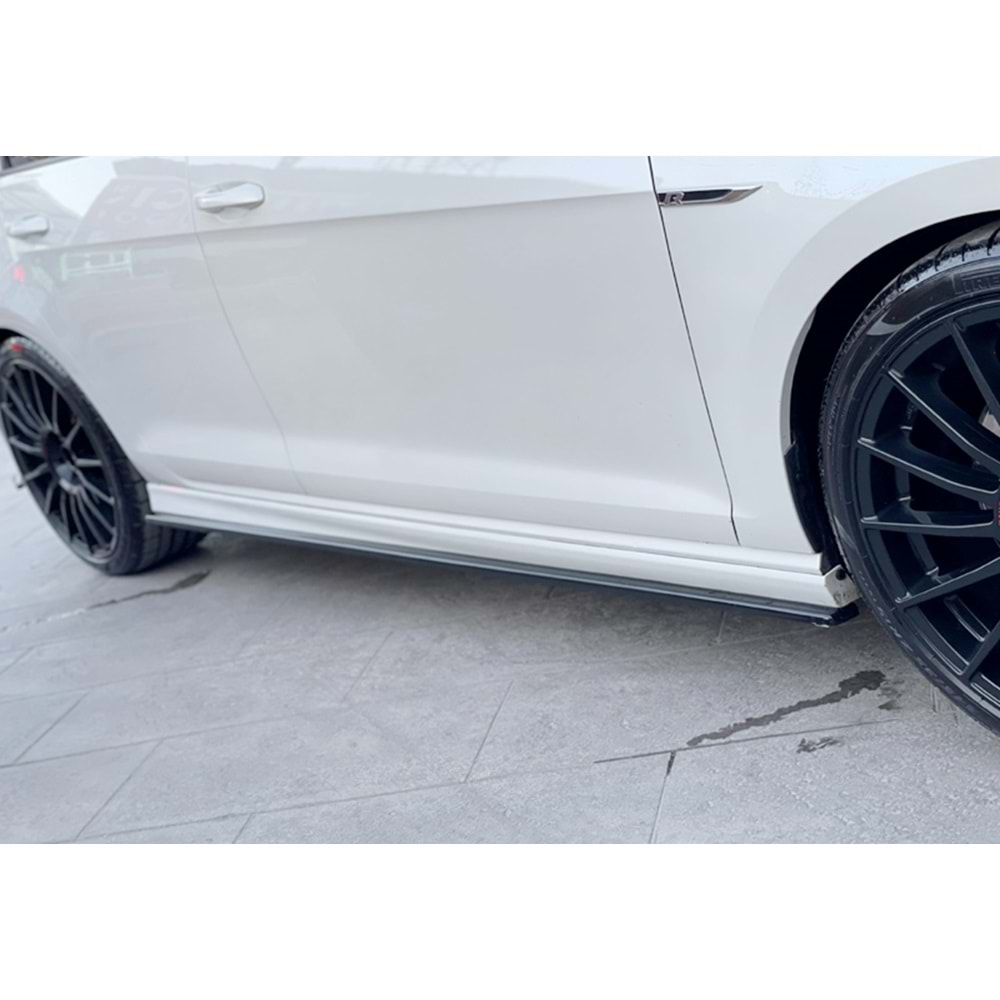 VW Golf Mk7 2012+ - Marşpiyel Çıta/Yan Alt, A Plus R V1 Stil, Piano Black Parlak Ürün Yüzeyi, Vakum, Set