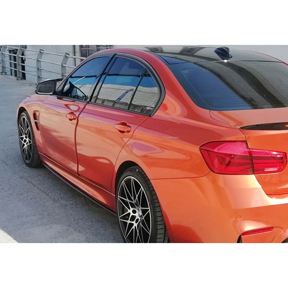 BMW F30 2012+ - Marşpiyel Alt Çıta Performance V1 Stil 2 mm, Piano Black Ürün Yüzeyi, Vakum, Set