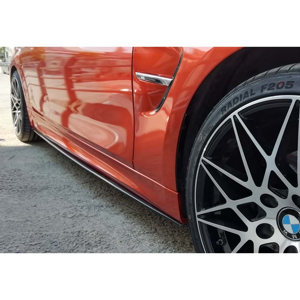 BMW F30 2012+ - Marşpiyel Alt Çıta Performance V1 Stil 2 mm, Piano Black Ürün Yüzeyi, Vakum, Set